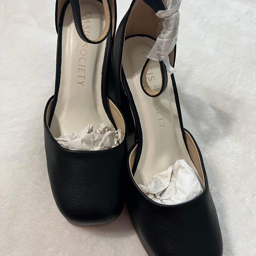 Elegant Black Heels with Sleek Design
